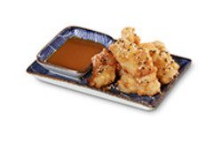 In Tempurateig frittierte Bananenstücke mit Karamellsauce In Tempurateig frittierte Bananenstücke mit Karamellsauce