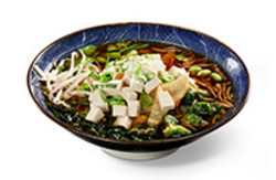 Vegetarische Ramen Hausgekochte Brühe aus Zwiebeln, Sellerie, Möhre, Sojasauce und Miso Vegetarische Ramen Hausgekochte Brühe aus Zwiebeln, Sellerie, Möhre, Sojasauce und Miso