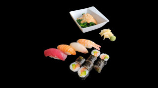 S3 - Sushi Klassiker Box + Spinatsalat mit Erdnusssauce S3 - Sushi Klassiker Box + Spinatsalat mit Erdnusssauce