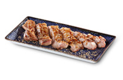 Chicken Teriyaki Auf der Haut gegrilltes Hähnchenschenkelfleisch in Teriyakisauce mit zwei Beilagen nach Wahl Chicken Teriyaki Auf der Haut gegrilltes Hähnchenschenkelfleisch in Teriyakisauce mit zwei Beilagen nach Wahl