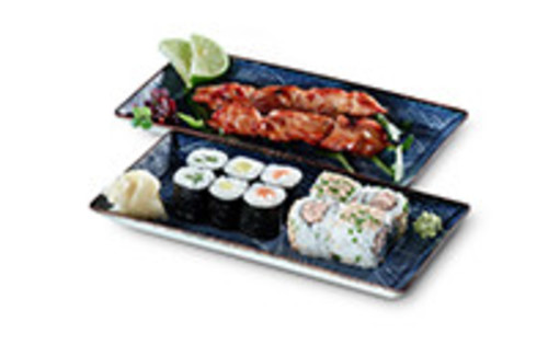 Bento Box Sushi Lunchbox mit Yakitori Spiessen Maki und Inside Out Rollen Bento Box Sushi Lunchbox mit Yakitori Spiessen Maki und Inside Out Rollen