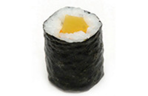 Maki Rolle mit eingelegtem Rettich Maki Rolle mit eingelegtem Rettich