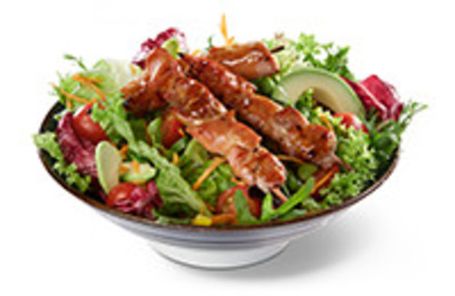 Spiesse auf Salat 3 Yakitori-Spieße auf saisonaler Salatmischung Spiesse auf Salat 3 Yakitori-Spieße auf saisonaler Salatmischung