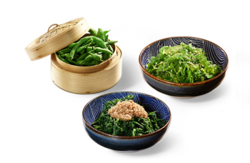 Vegetarischer Starter Mix Vorspeise Edamame, Spicy Wakame Salat, Horenso Gomae Vegetarischer Starter Mix Vorspeise Edamame, Spicy Wakame Salat, Horenso Gomae