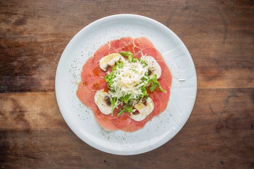 CARPACCIO DI MANZO CON RUCOLA E GRANA CARPACCIO DI MANZO CON RUCOLA E GRANA