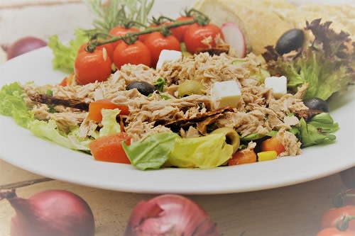 Salatteller „Mediterran“ mit Thunfisch Salatteller „Mediterran“ mit Thunfisch