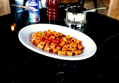 Maccheroncini mit Sugo di Pomodoro Maccheroncini mit Sugo di Pomodoro