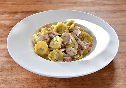 Tortellini mit Schinken und Champignons Tortellini mit Schinken und Champignons