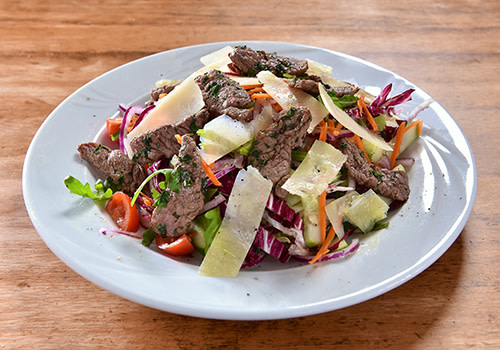 Salat mit Rinderfiletspitzen Salat mit Rinderfiletspitzen