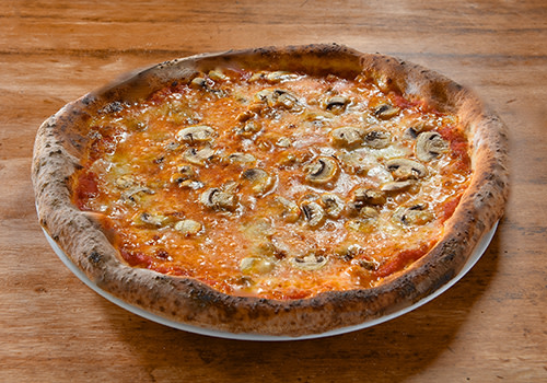 Pizza mit Champignons Pizza mit Champignons