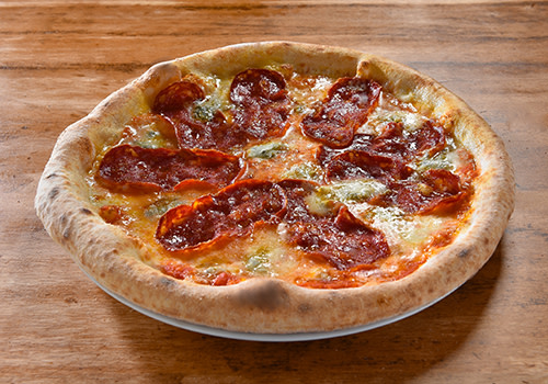 Pizza mit Gorgonzola und scharfer Salami Pizza mit Gorgonzola und scharfer Salami