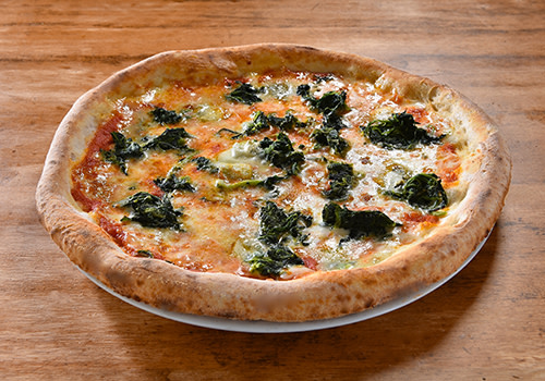 Pizza mit Gorgonzola und Spinat Pizza mit Gorgonzola und Spinat