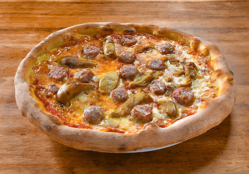 Pizza mit Salsiccia und Steinpilze Pizza mit Salsiccia und Steinpilze