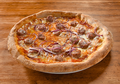 Pizza mit Salsiccia und Zwiebeln Pizza mit Salsiccia und Zwiebeln