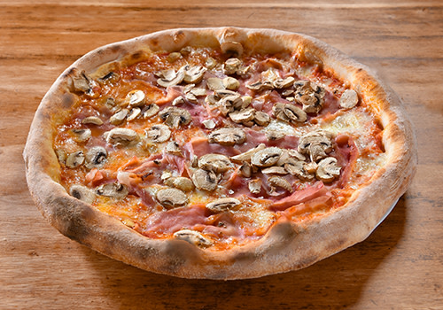 Pizza mit Schinken und Champignons Pizza mit Schinken und Champignons