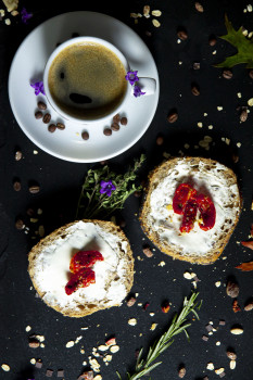 Frischkäse und Delimatoes Frischkäse und Delimatoes