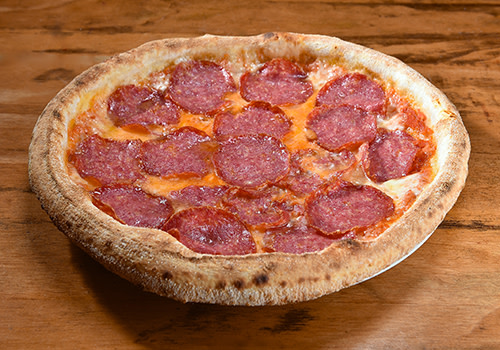 Pizza mit Salami Pizza mit Salami