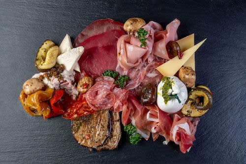 Antipasti 12 Apostoli: Misto di salumi, formaggi e verdure Antipasti 12 Apostoli: Misto di salumi, formaggi e verdure