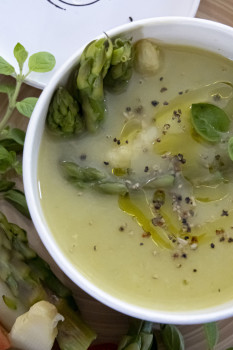 Hausgemachte Suppe - Spargelsuppe Hausgemachte Suppe - Spargelsuppe