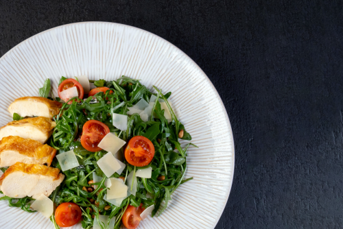 Insalata di rucola mit Maishähnchenbrust „Supreme“ Insalata di rucola mit Maishähnchenbrust „Supreme“