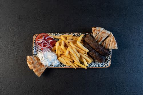 Zwei gegrillte Hackfleischröllchen vom Rind und Lamm Zwei gegrillte Hackfleischröllchen vom Rind und Lamm