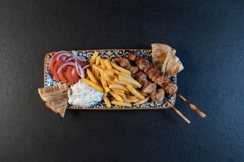 Zwei gegrillte Souflakispieße vom Hähnchen Zwei gegrillte Souflakispieße vom Hähnchen