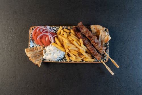 Zwei gegrillte Souflakispieße vom Schwein Zwei gegrillte Souflakispieße vom Schwein