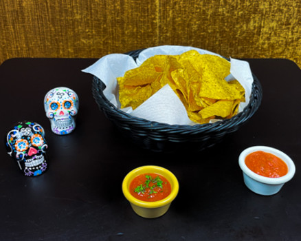 Chips y Dos Salsas Chips y Dos Salsas