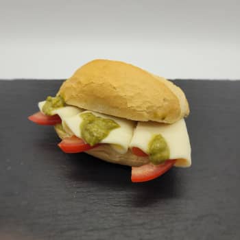 Tomate-Mozzarella Brötchen Tomate-Mozzarella Brötchen