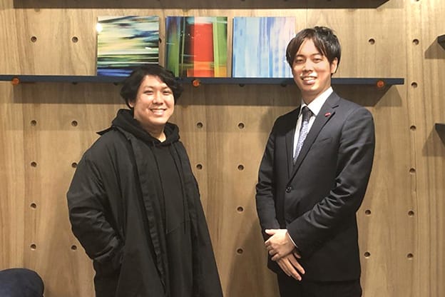 飯寄社長（左）と弊社担当堀籠（右）