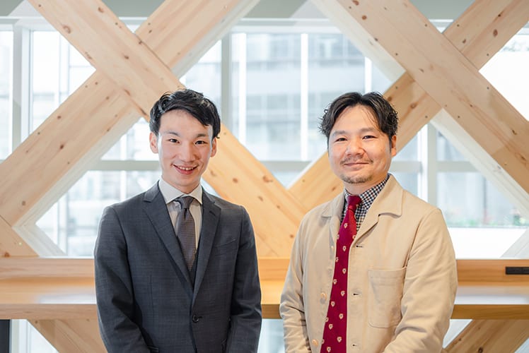 弊社担当国井（左）と國安社長（右）