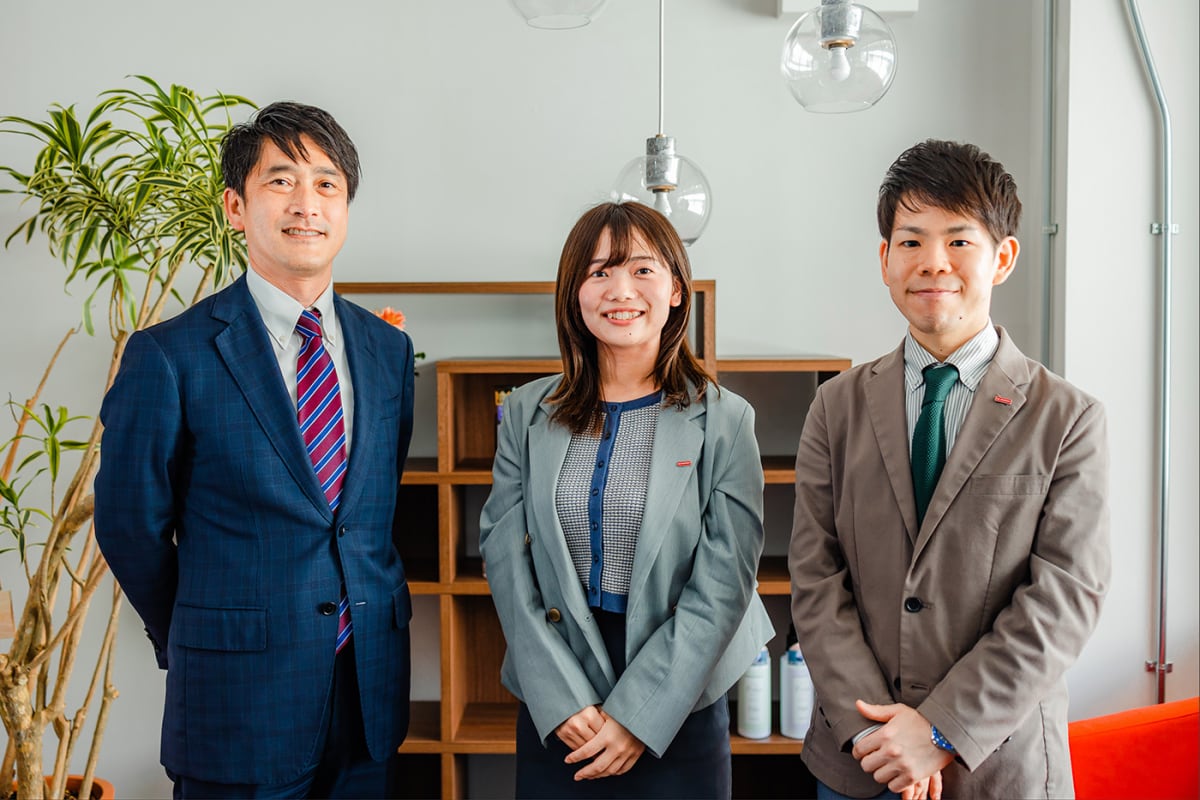 左から、株式会社ダイキョウ代表の慈幸様、弊社営業担当 豊泉、弊社内装デザイン担当 西田