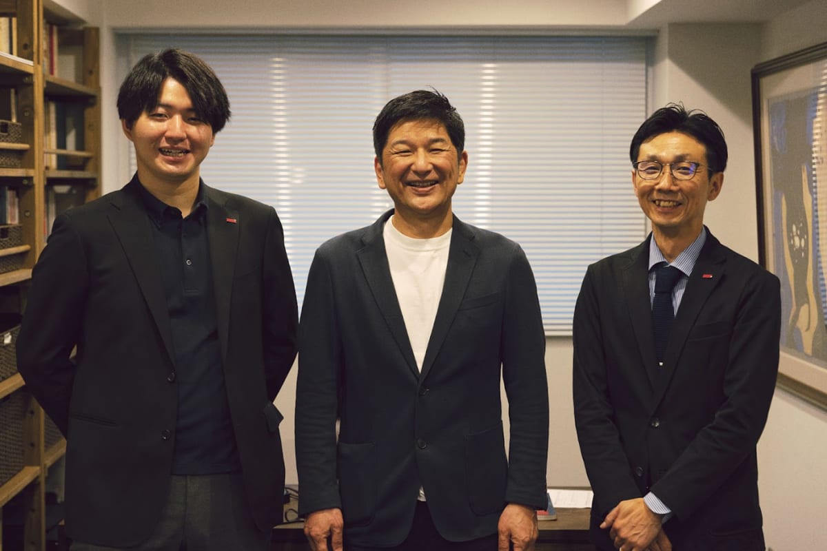 左から弊社営業担当 森谷、青木様、弊社デザイン企画 髙嶋