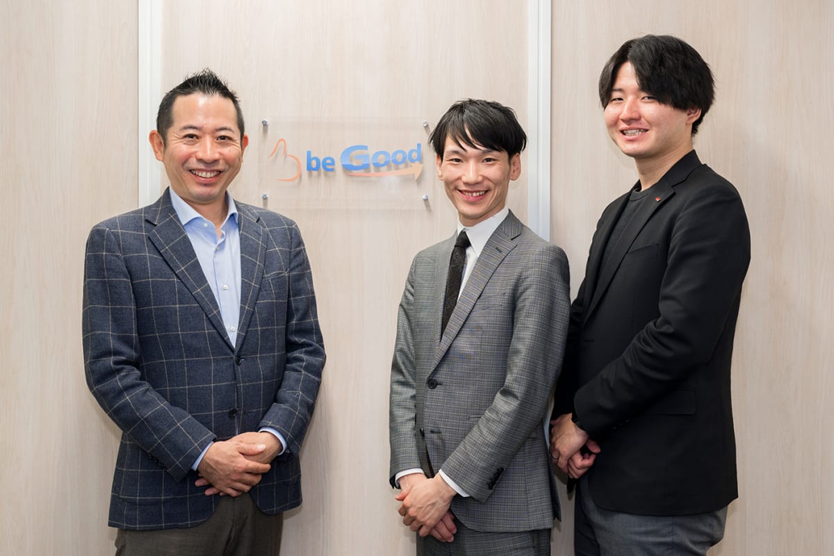 左から代表取締役 福島様、弊社担当 国井、森谷