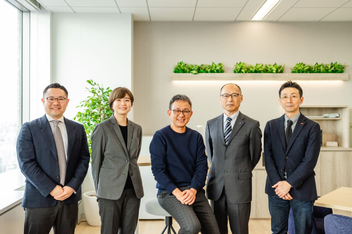 左から弊社営業担当 柳田、渡邉様、平様、田平様、弊社デザイン企画 髙嶋
