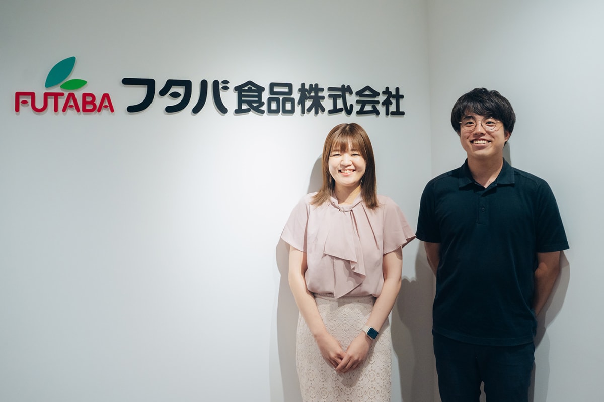 左から小磯様、弊社営業担当 手塚