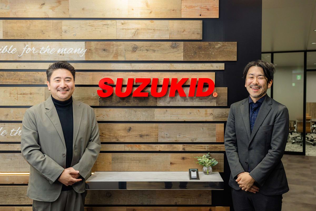 左から鈴木様、弊社デザイン企画 丹下