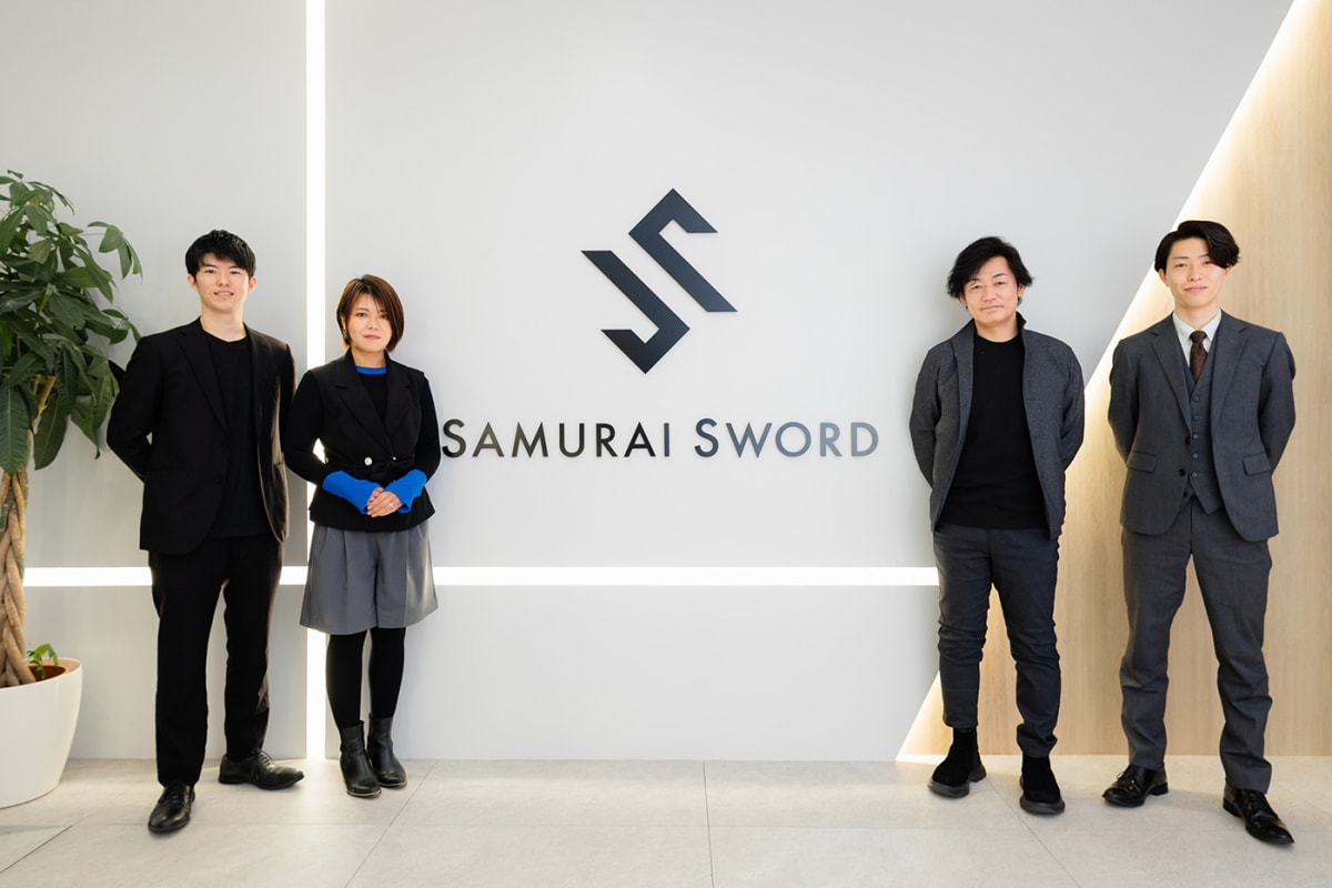 左から、サムライソードの小澤様、井口様、代表の比企様、弊社営業担当 髙橋