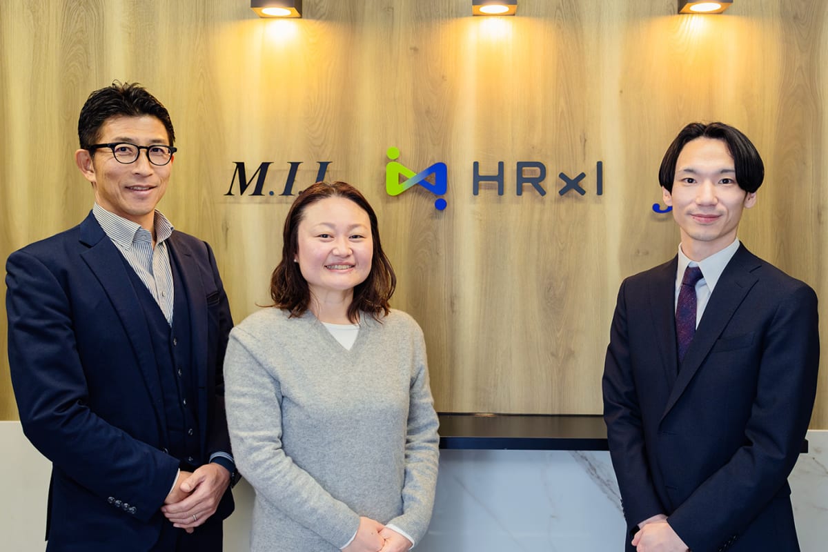 左からHRxI代表の村上様、杉澤様、弊社営業担当 国井