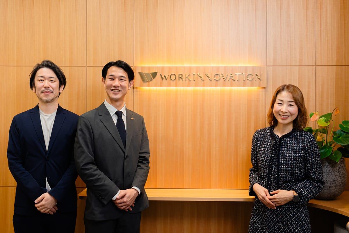 左から、弊社デザイン企画 丹下、弊社営業担当 坂井、社会保険労務士法人ワーク・イノベーション代表の菊地様