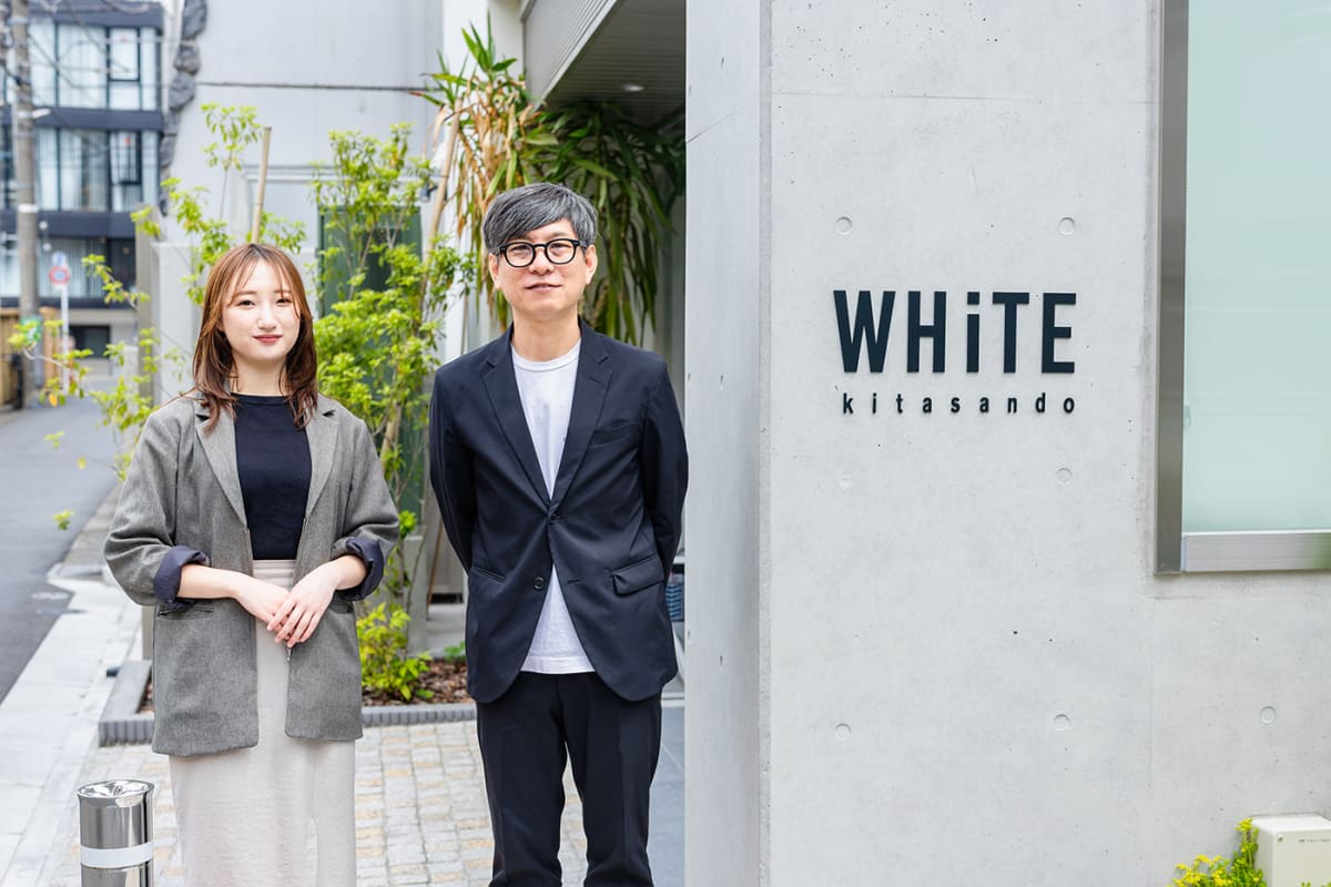 左から、弊社営業担当 山田、WHiTE kitasando 代表の綱島様