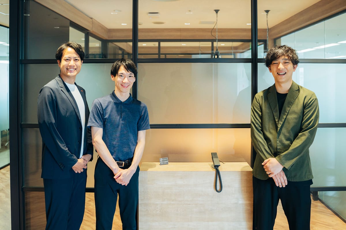 左から、弊社代表 谷、弊社営業担当 国井、株式会社リチカ代表の松尾様