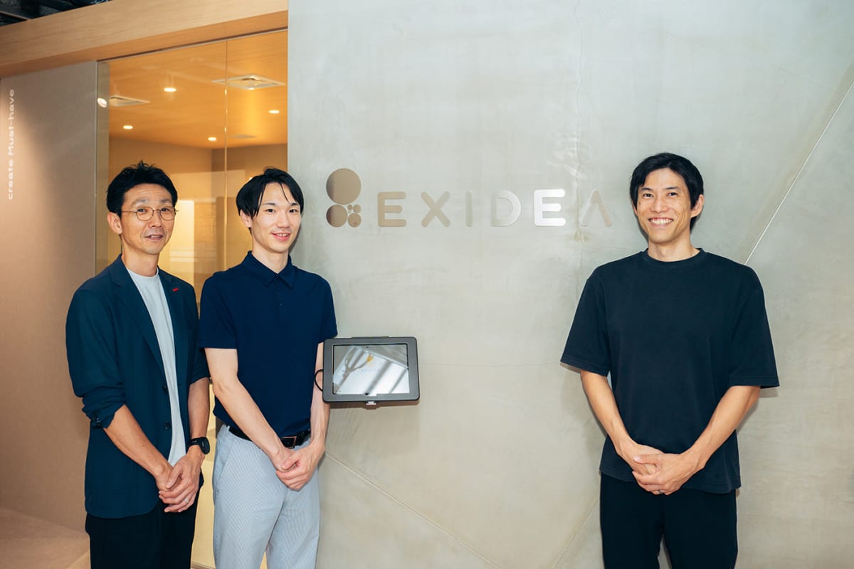 左から弊社デザイン企画 髙嶋、弊社営業担当 国井、株式会社EXIDEA代表の小川様