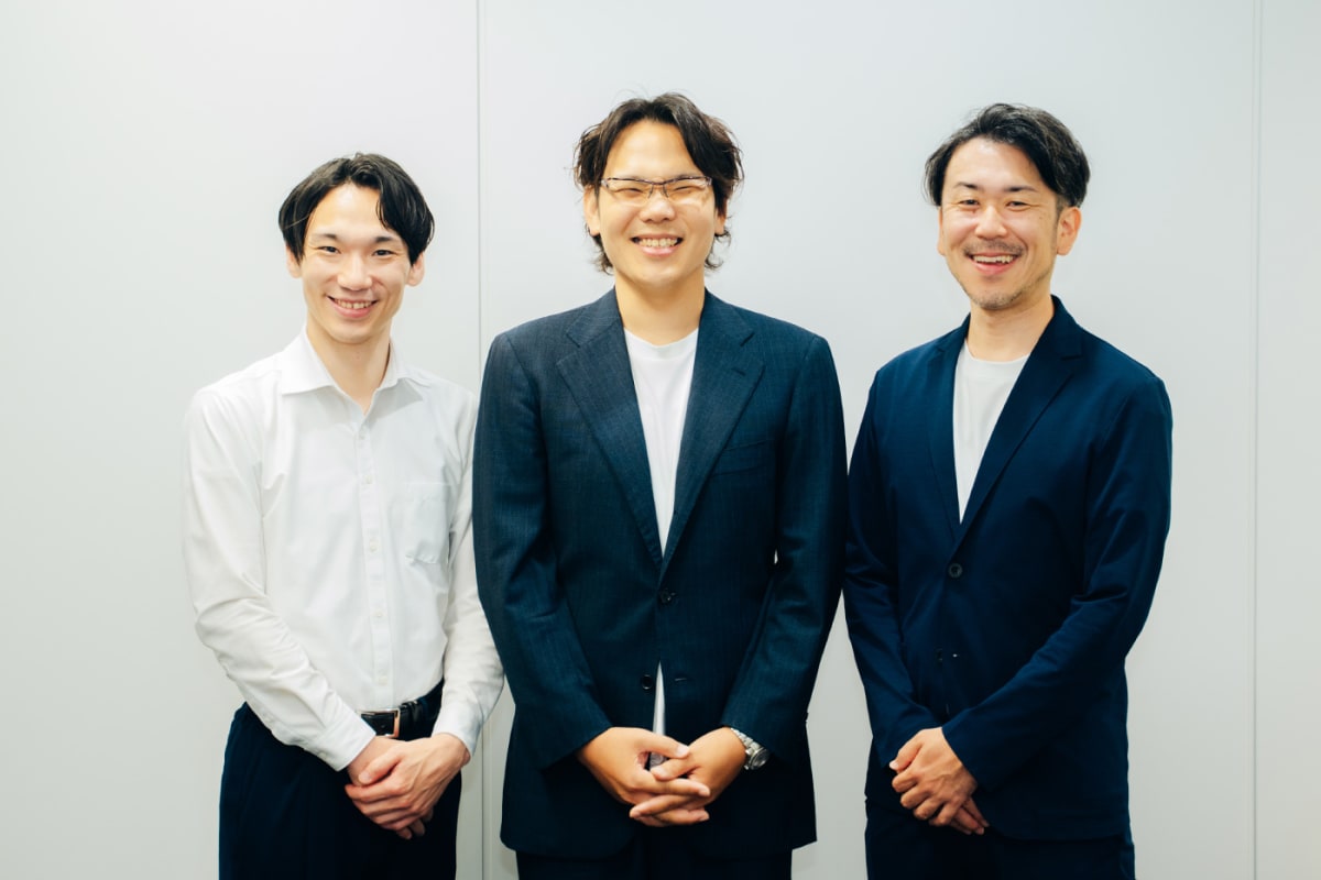 左から弊社営業担当 国井、DNA先端医療株式会社の小池様、弊社デザイン企画 丹下