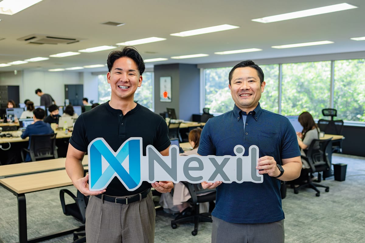 左から株式会社Nexil代表の鈴木様、弊社営業担当 柳田