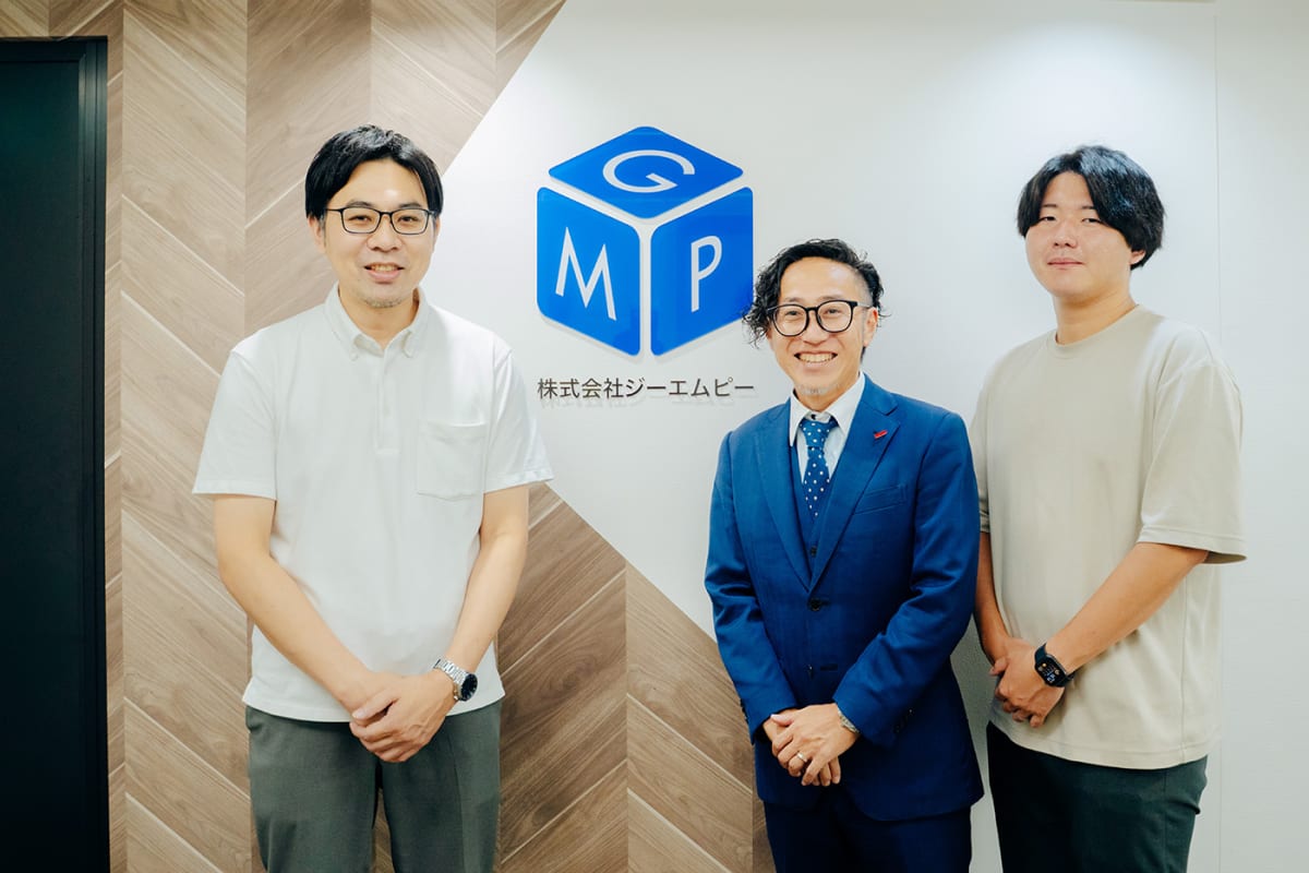 左から株式会社ジーエムピーの今村様、弊社営業担当 佐々木、弊社デザイン企画 森谷