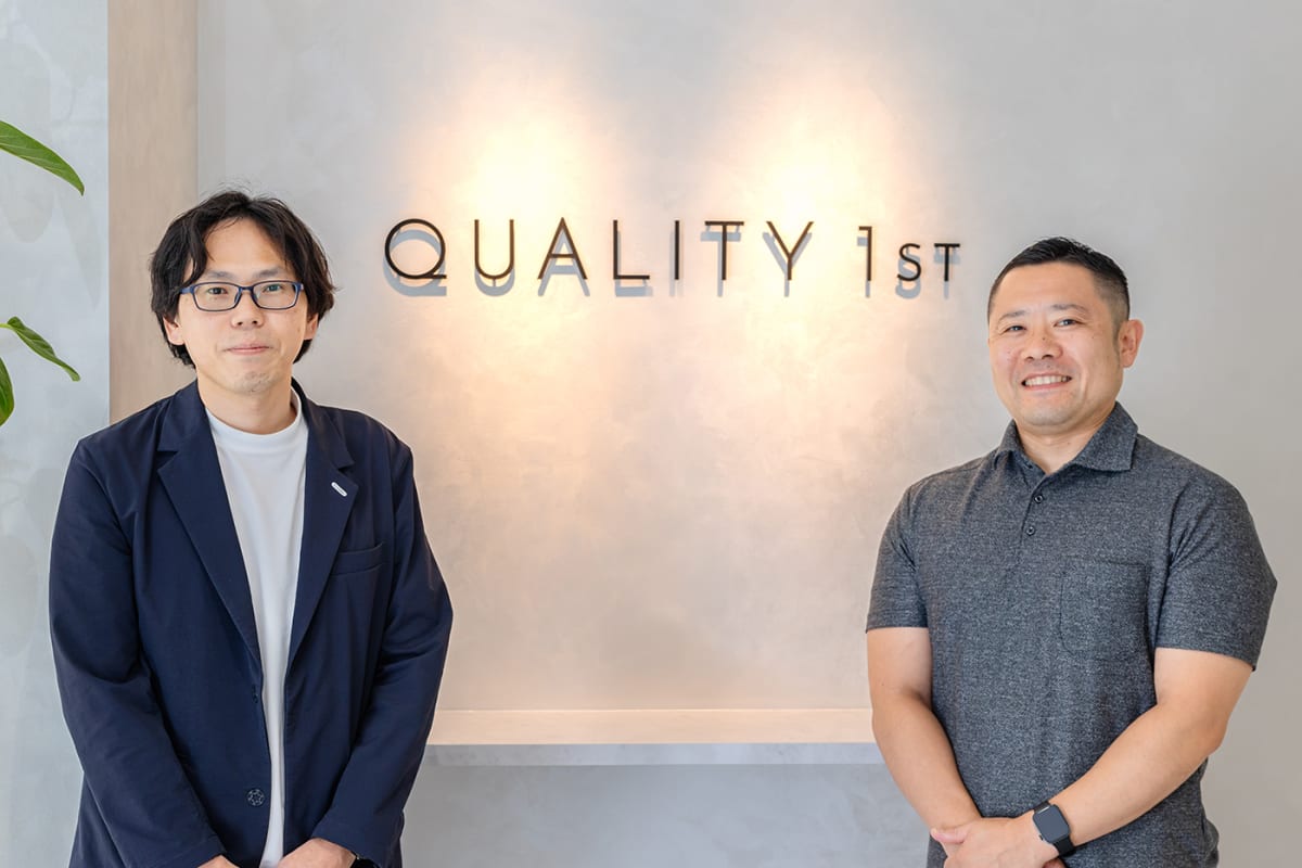 左から株式会社クオリティファースト 小林様、弊社営業担当 柳田