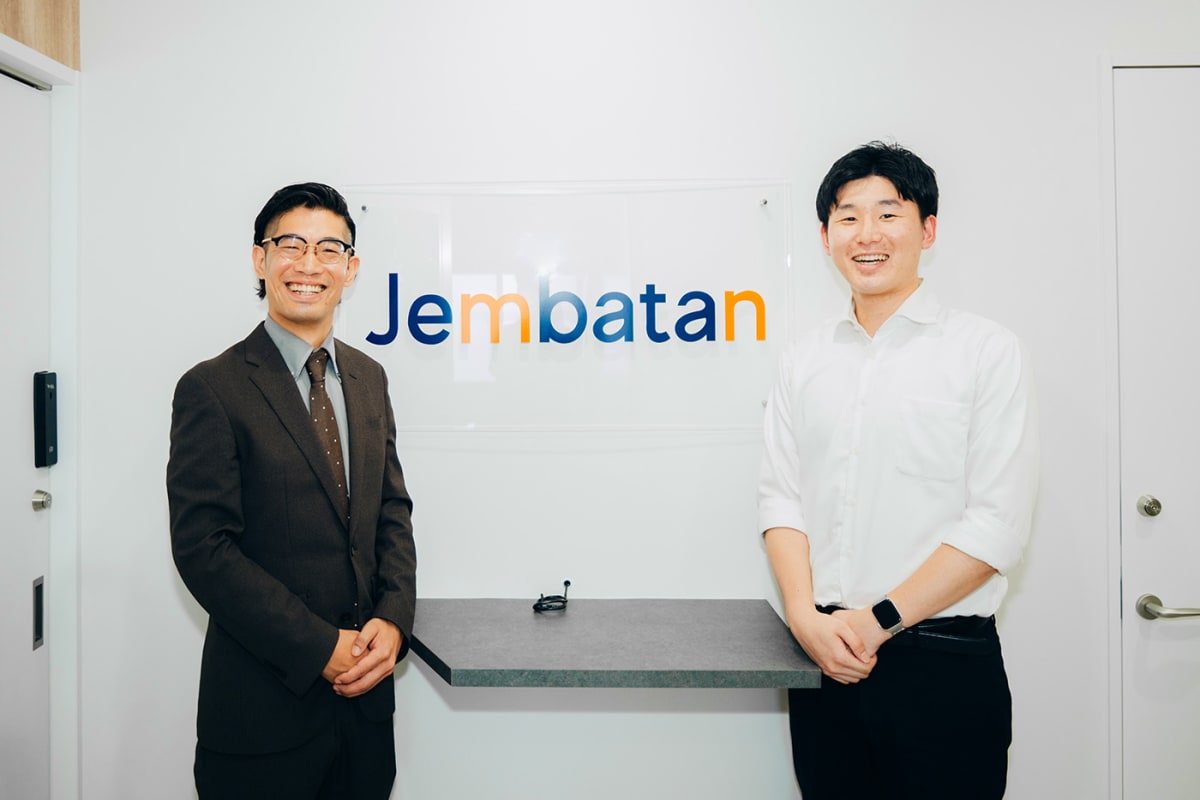 左から株式会社Jembatan 林様、弊社営業担当 江本