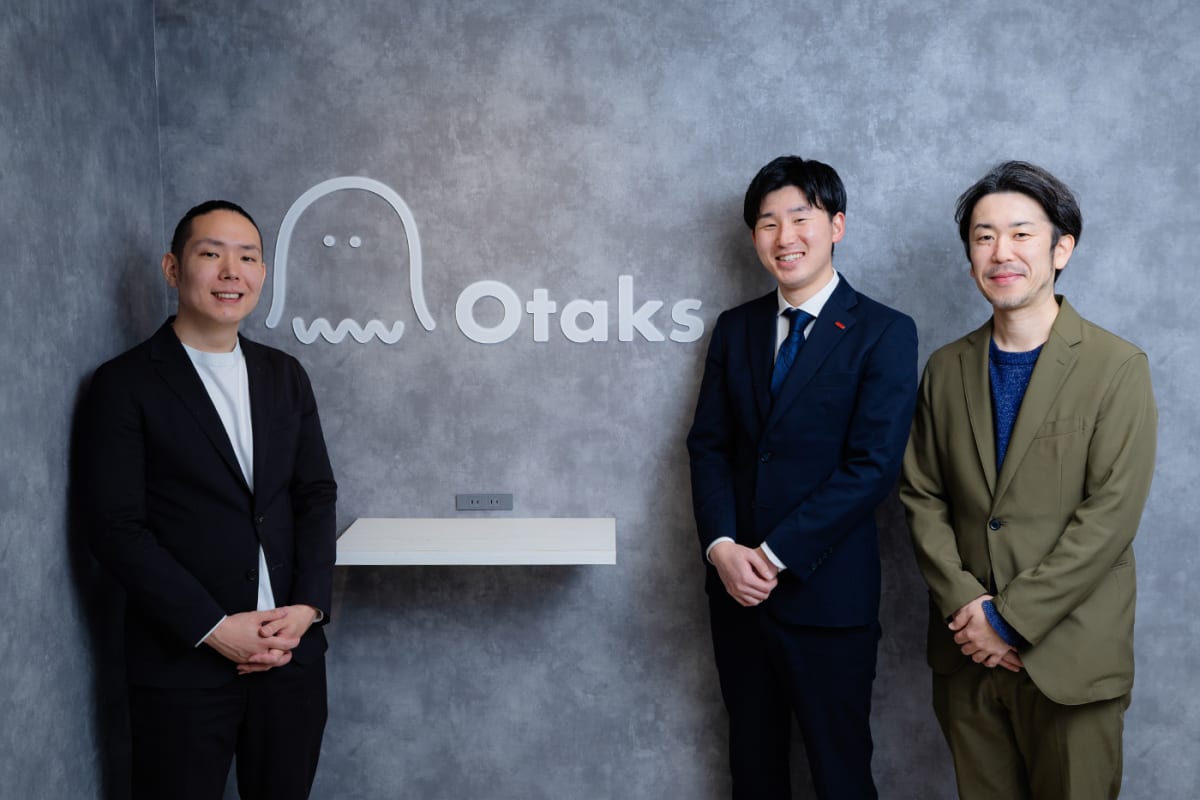 左から株式会社Otaks代表 藤谷様、弊社営業担当 江本、弊社デザイン企画 丹下
