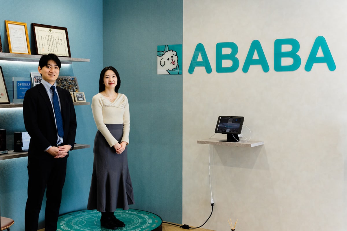 左から弊社営業担当 石井、株式会社ABABAの島本様